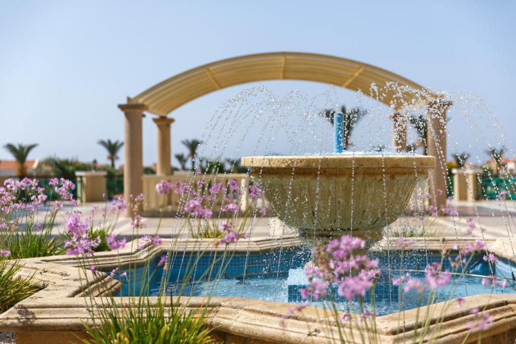 Lindos Princess Beach Hotel strūklaka ar ziediem piekrastē