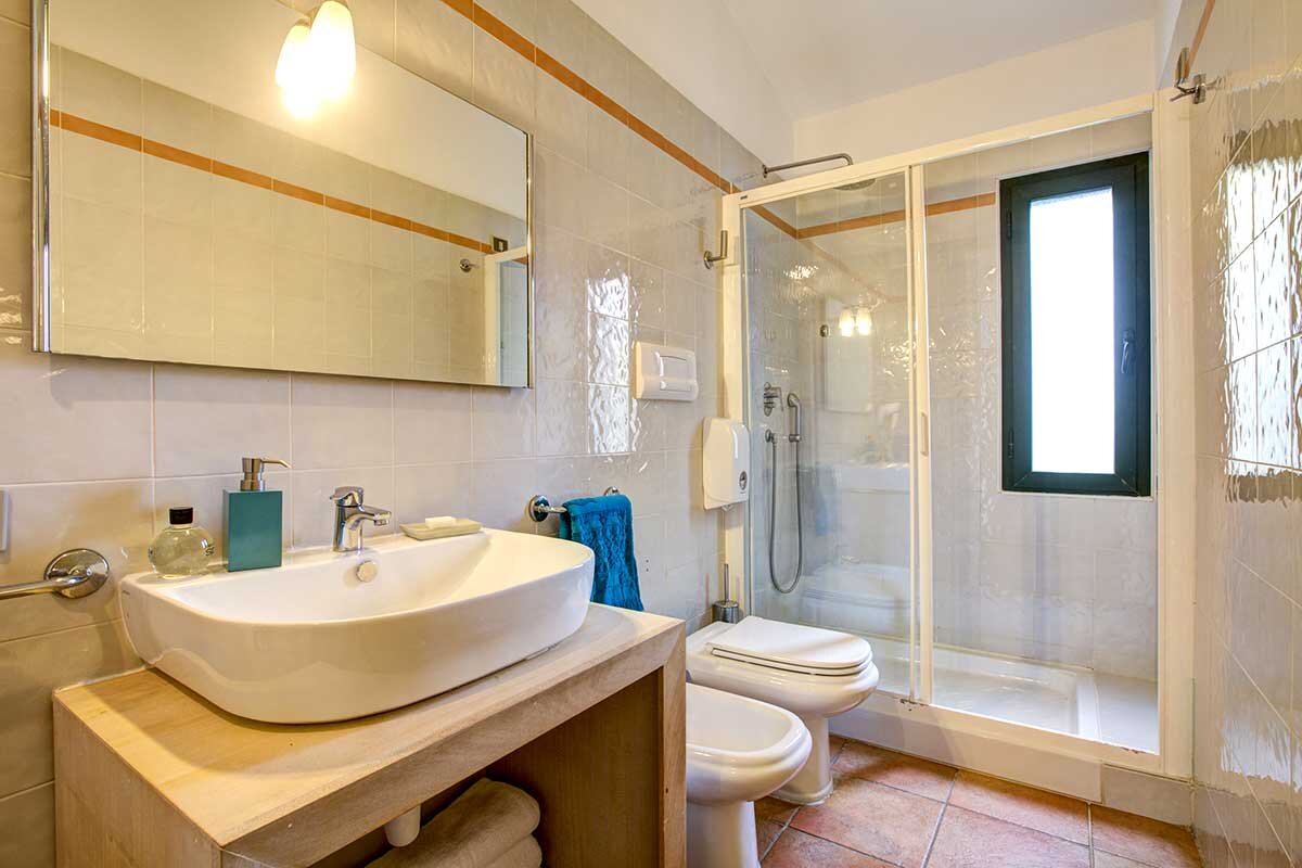 Vannas istaba viesnīcā Futura Cala Fiorita ar dušu un izlietni.