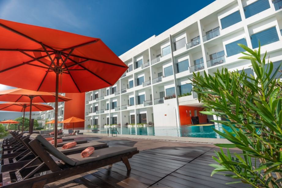 Citrus Waskaduwa baseins ar atpūtas krēsliem un saulessargiem