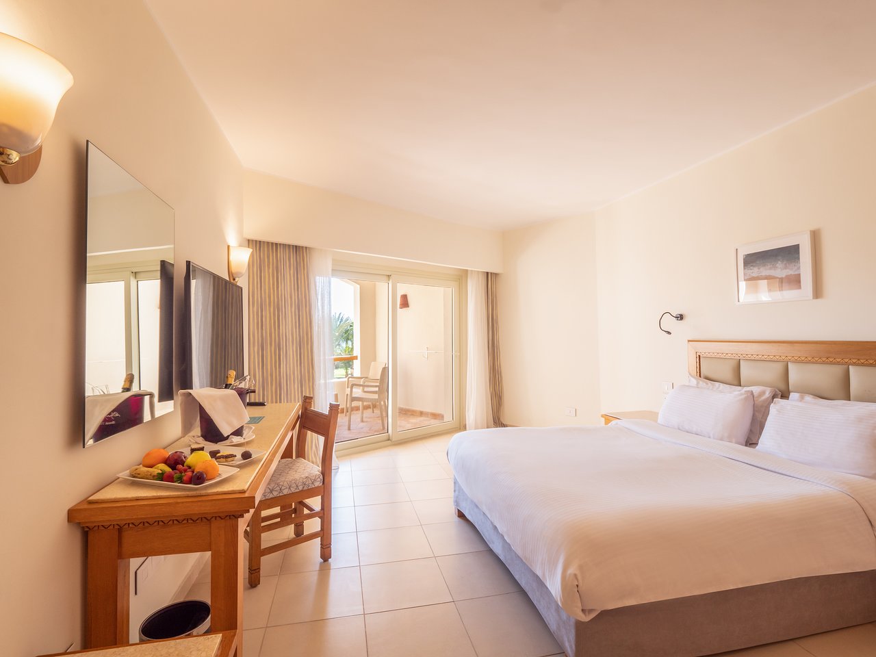 Moderns numurs Fort Arabesque Resort, Spa & Villas ar balkonu un skatu uz dārzu.