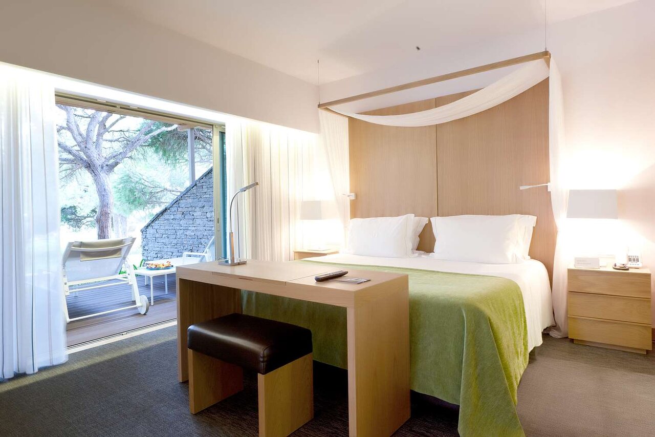 Gaišs un moderns EPIC SANA Algarve Hotel numurs ar terasi un dabas skatiem.