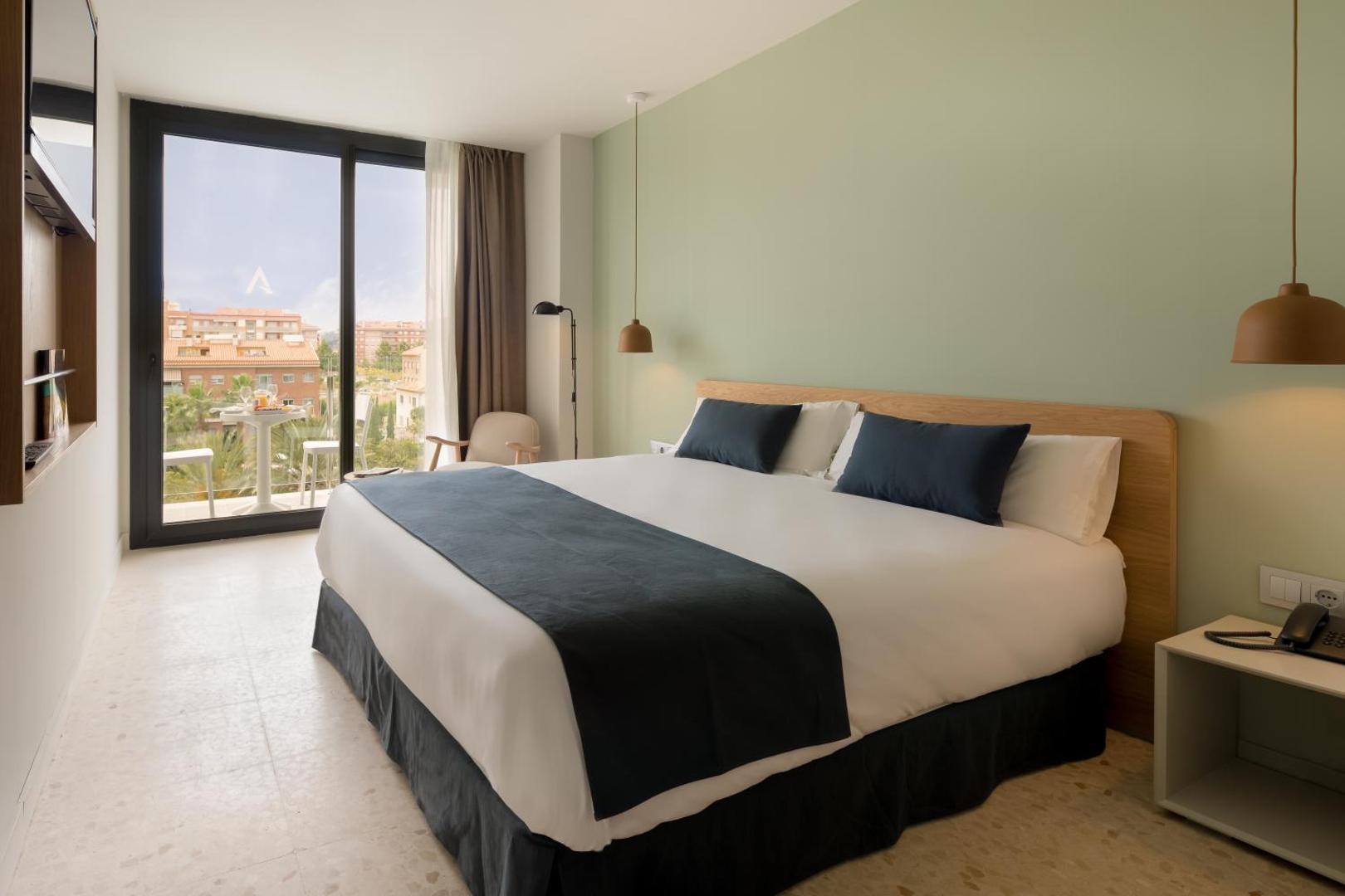 AQUA Hotel Silhouette & Spa gaišs numurs ar divguļamo gultu, modernu interjeru un balkonu ar skatu uz pilsētu