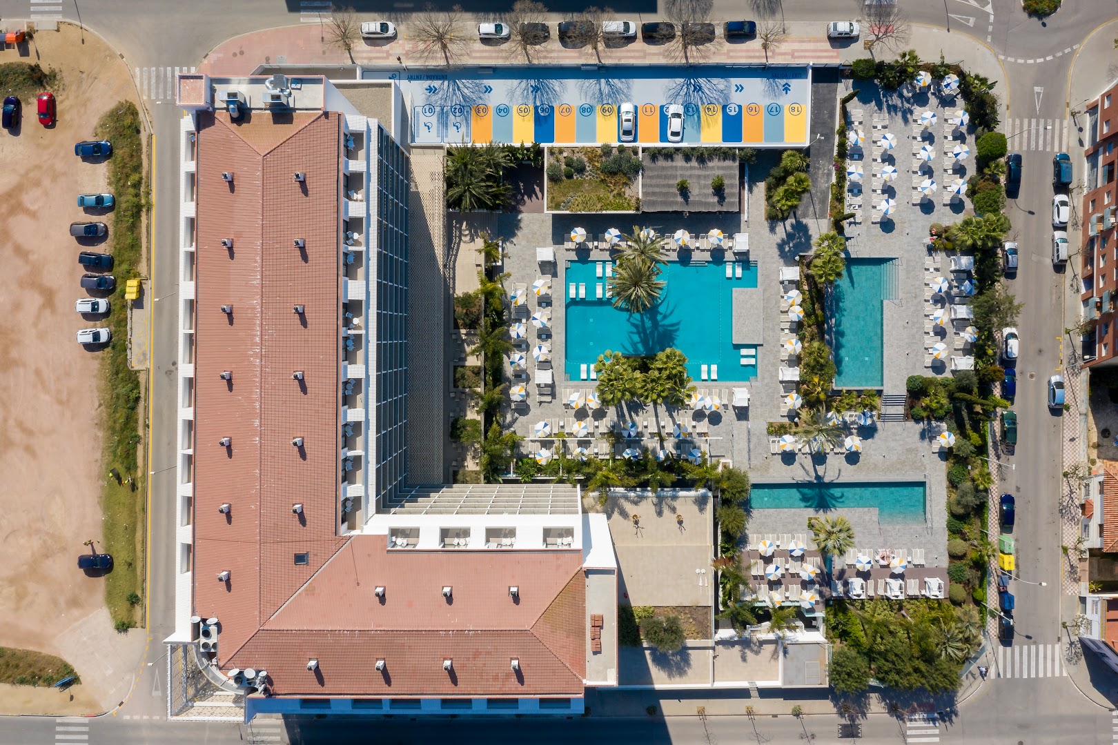 AQUA Hotel Silhouette & Spa skats no putna lidojuma uz baseinu kompleksu, sauļošanās terasēm un viesnīcas korpusu