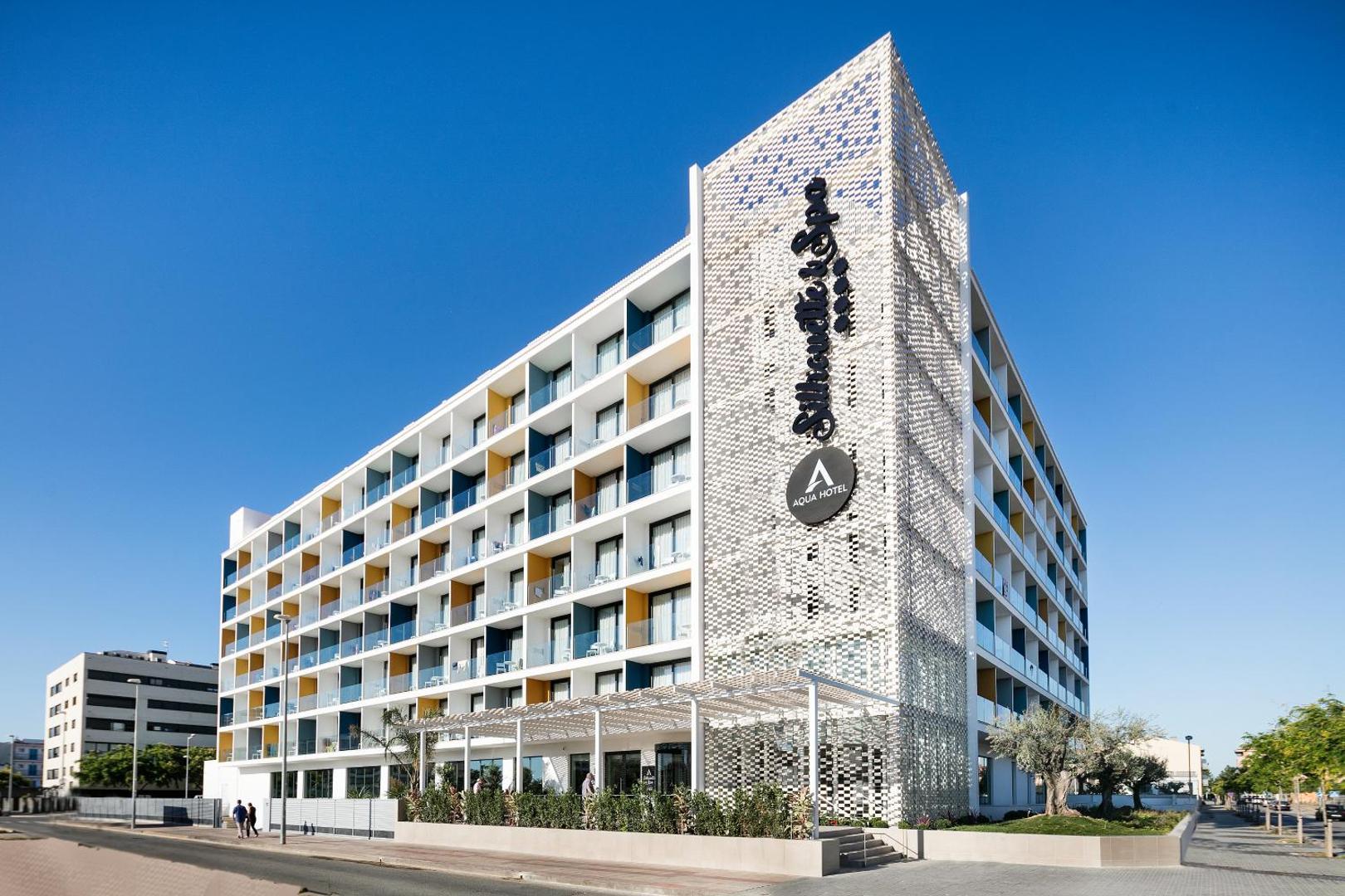 AQUA Hotel Silhouette & Spa modernā fasāde Malgrat de Mar kūrortā Spānijā — balta ēka ar balkoniem un dekoratīvu apdari