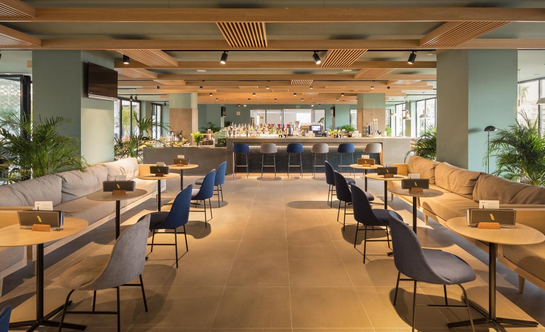 AQUA Hotel Silhouette & Spa modernais lobby bārs ar mīkstajiem dīvāniem, ziliem krēsliem un plašu dzērienu izvēli pie letes