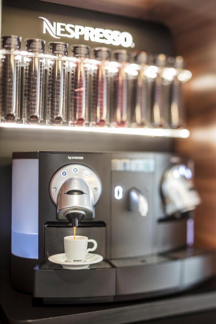 Nespresso kafijas automāts AQUA Hotel Silhouette & Spa viesnīcā Malgrat de Mar, Spānijā — pieejama plaša kafijas kapsulu izvēle viesiem.