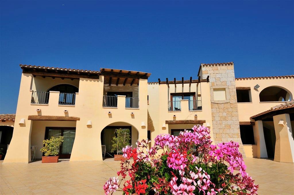 Baia del Porto viesnīcas ārskats ar ziediem priekšplānā