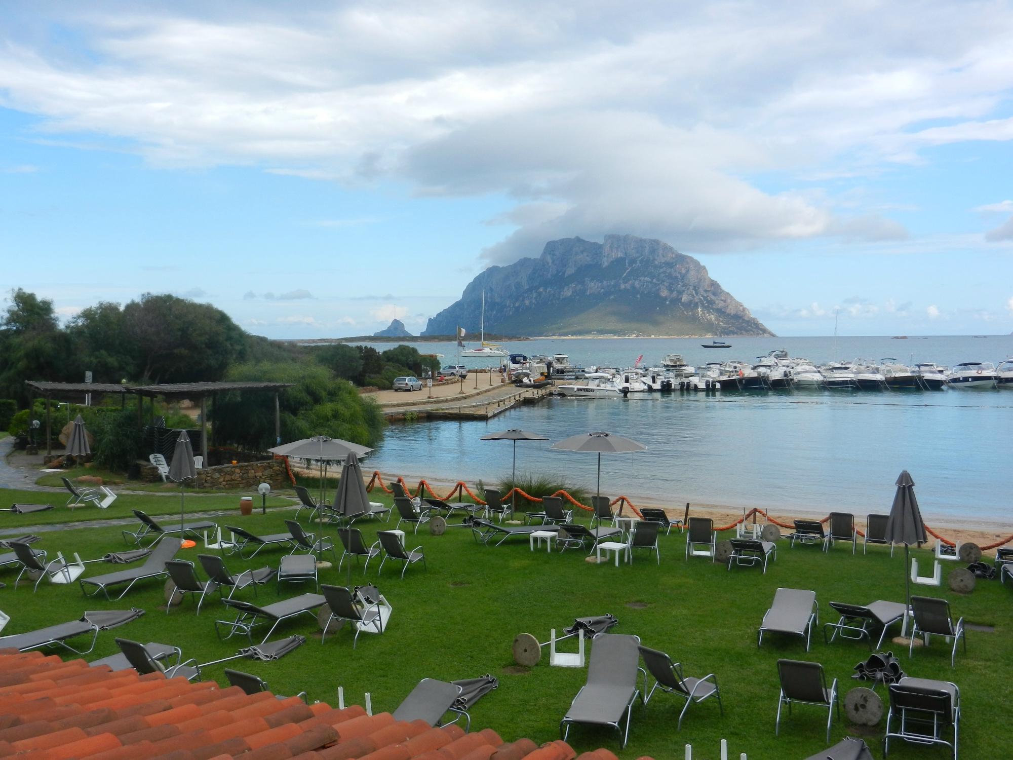 San Paolo viesnīca piekrastē ar skatu uz kalnu un jahtu piestātni.