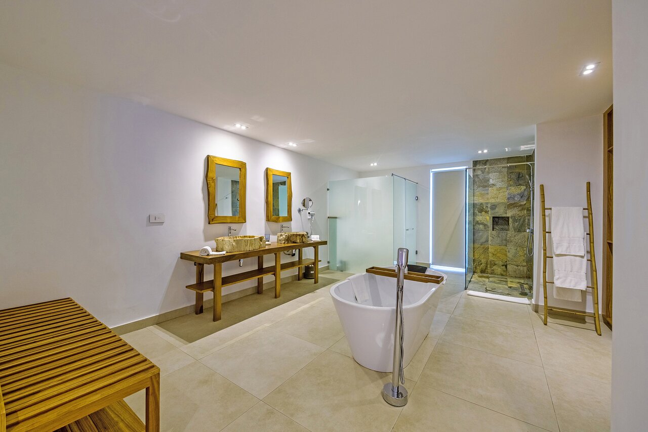 Seasense Boutique Hotel & Spa elegantā vannas istaba ar brīvi stāvošu vannu.