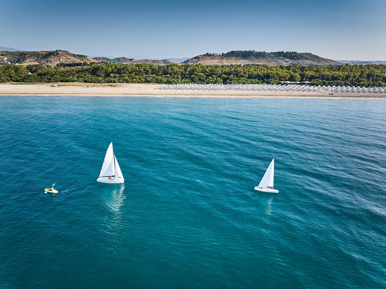 Laivu burāšana pie Serene Resort piekrastes