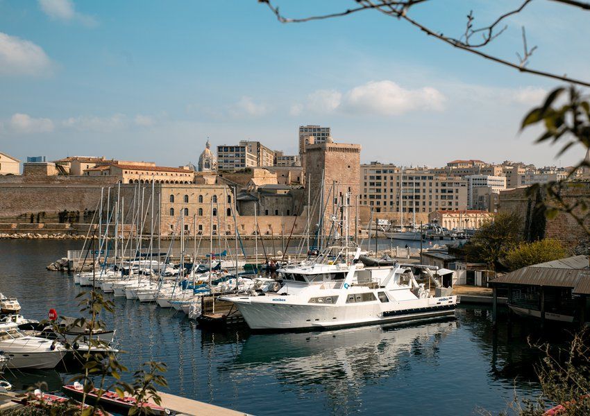 Vecais osta Marseļā – krāšņi burulaivas un jahtas Francijā Vanilla Travel kruīzā