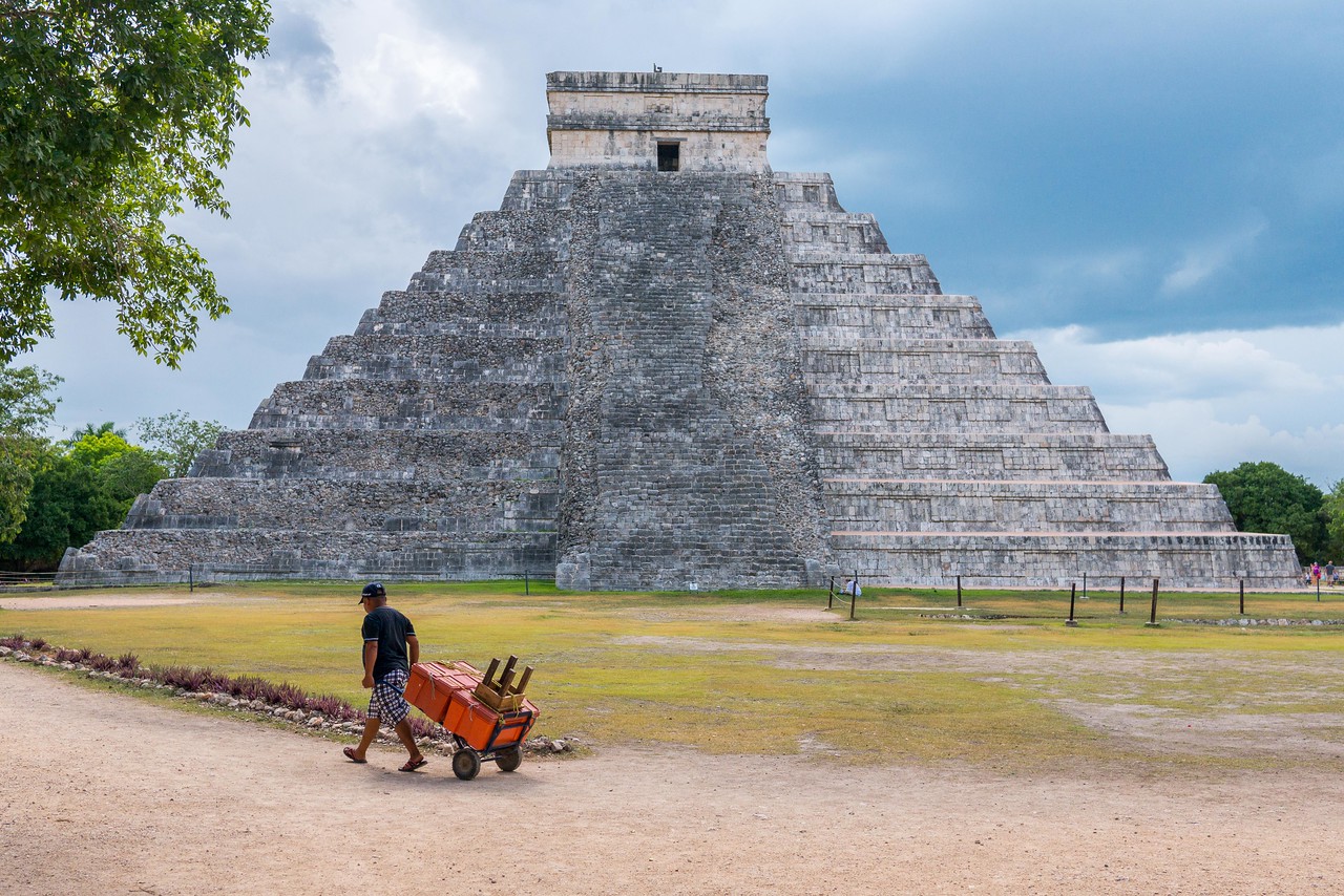 Chichen Itza piramīda Meksikā – majestātiska arheoloģiska vieta saulainā dienā Vanilla Travel ekskursijā