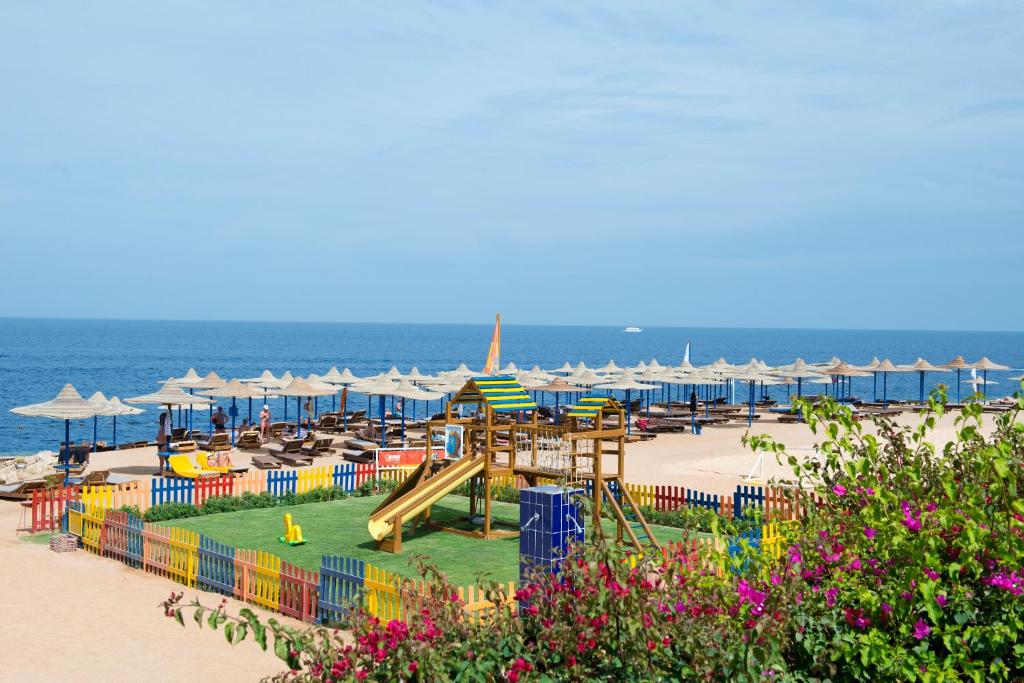 Bērnu rotaļu laukums pie Amphoras Blu viesnīcas, skats uz piekrasti.