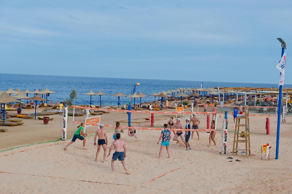 Pludmales volejbola spēle pie Amphoras Blu viesnīcas.