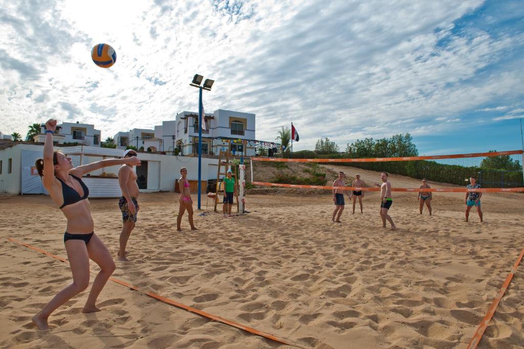 Volejbola spēle pludmalē pie Amphoras Blu viesnīcas
