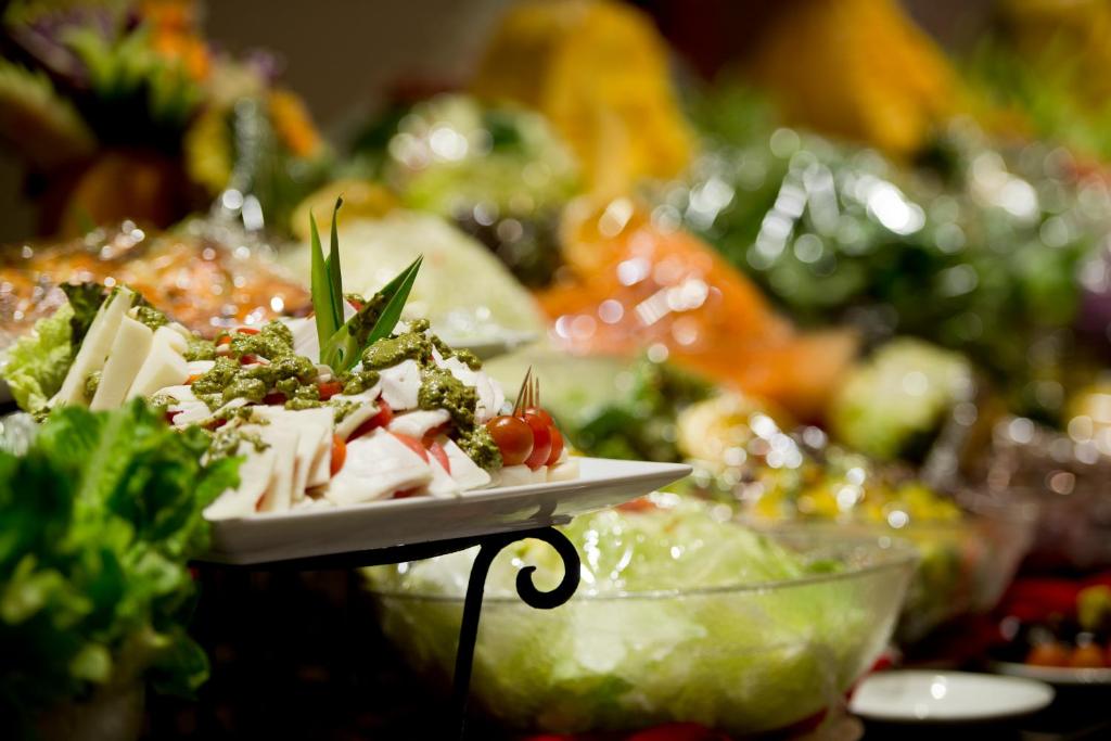 Svaigu salātu un uzkodu izvēle pie Amphoras Blu