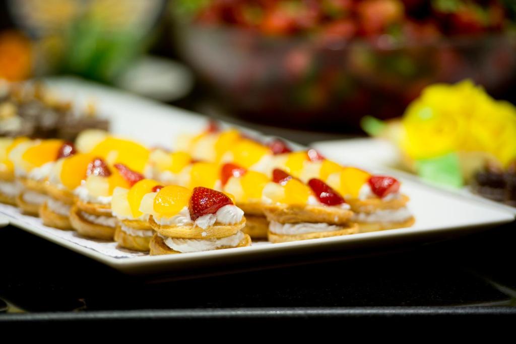 Saldumi ar augļiem viesnīcā Amphoras Blu