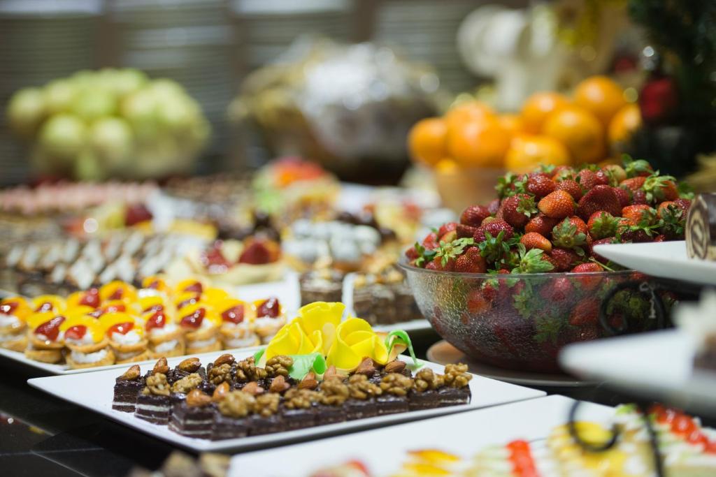 Saldumi un augļi viesnīcā Amphoras Blu bufetē