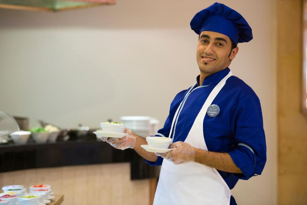 Šefpavārs ar ēdieniem Amphoras Blu restorānā