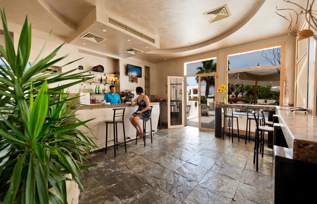 Viesnīcas Amphoras Blu bārs ar klientu un bārmeni