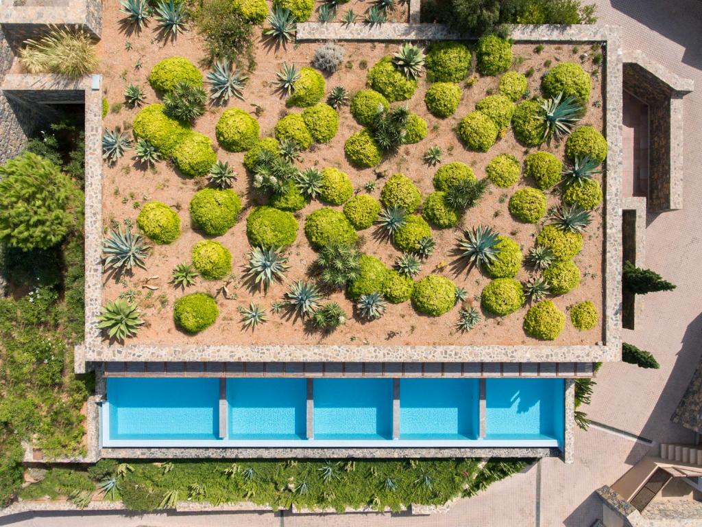 Daios Cove Luxury Resort jumta dārzs ar baseinu un zaļumiem