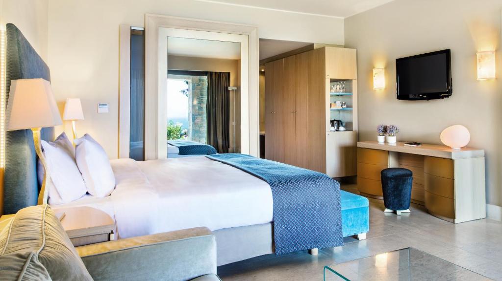 Moderns numurs ar skatu piekrastē Daios Cove Luxury Resort.