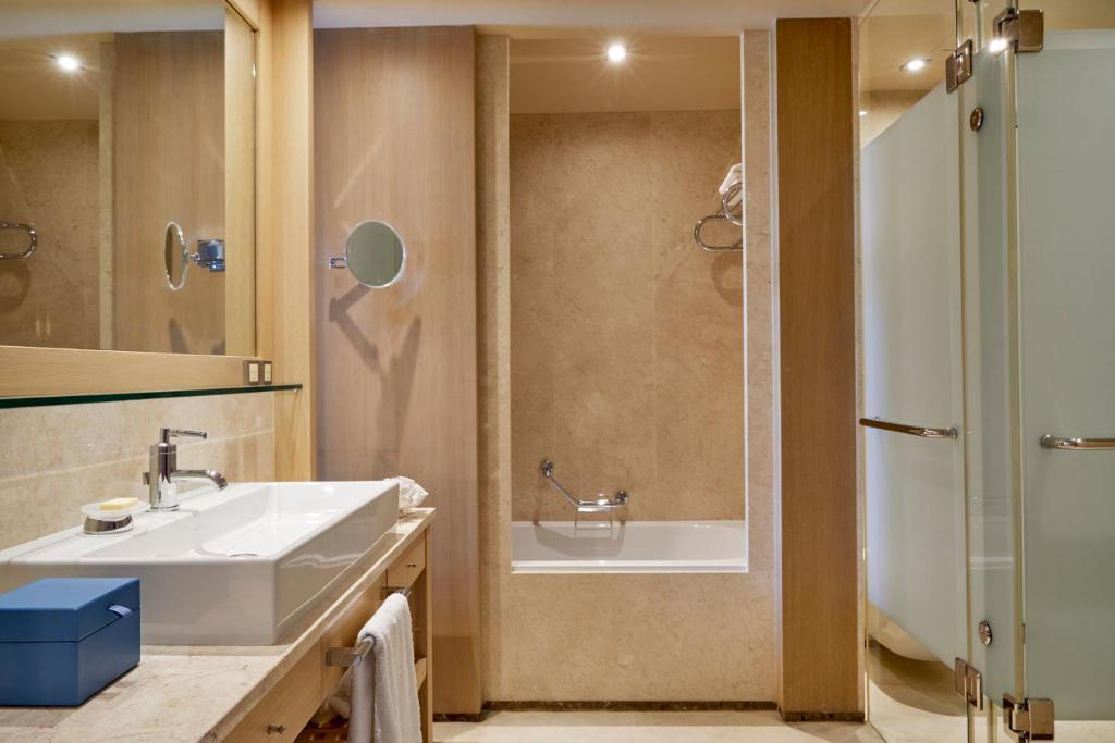 Moderna vannas istaba ar elegantu dizainu Daios Cove Luxury Resort