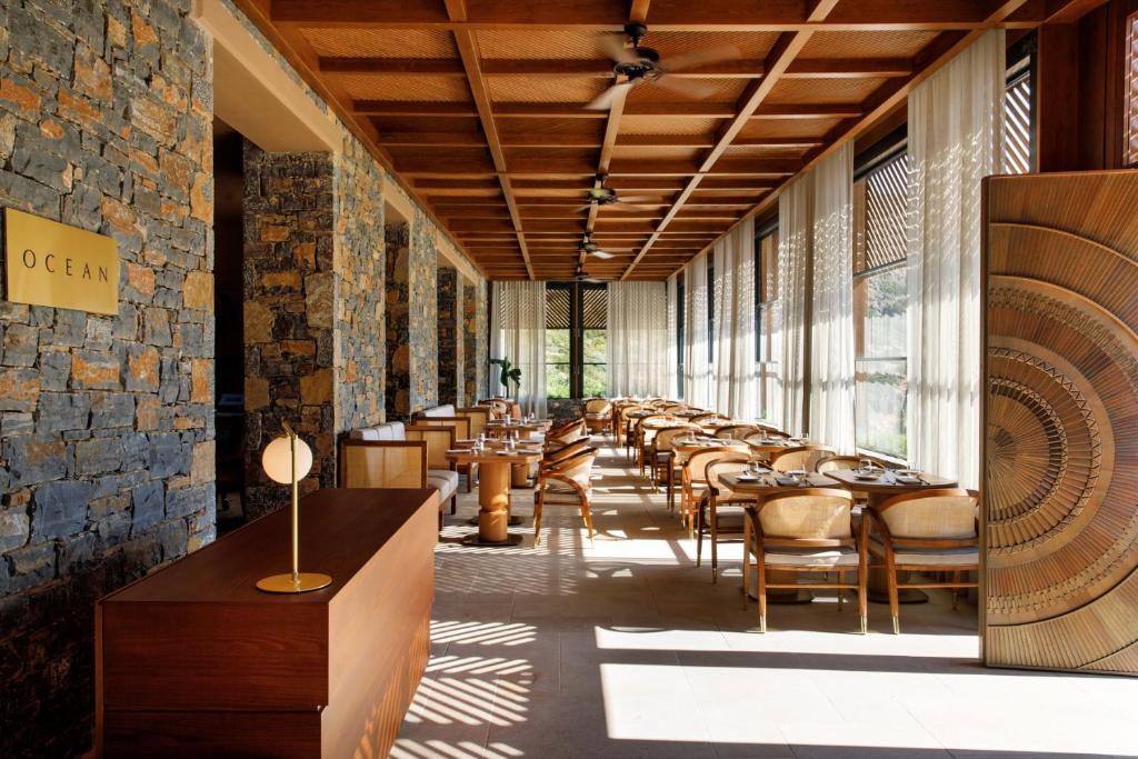 Eleganta restorāna OCEAN interjers Daios Cove Luxury Resort
