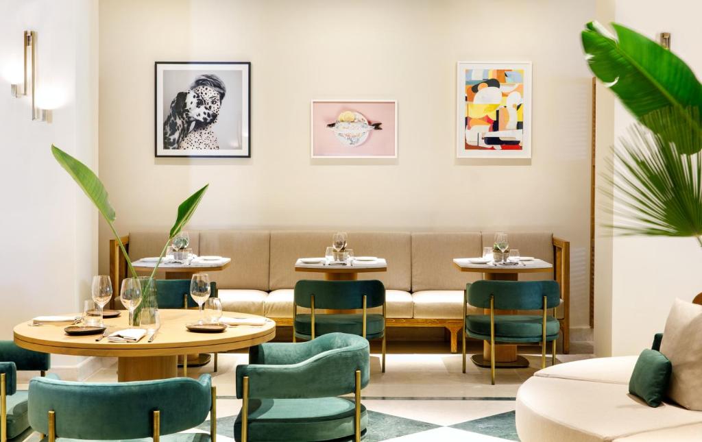 Mūsdienīgs restorāns Daios Cove Luxury Resort ar mākslas darbiem un komfortablām mēbelēm.