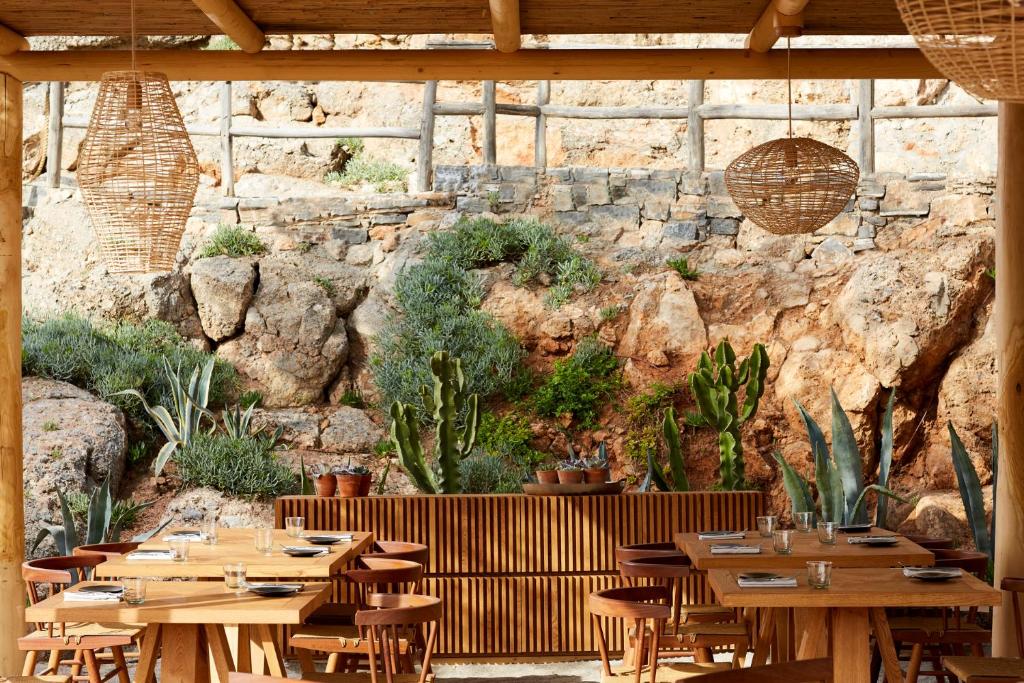 Daios Cove Luxury Resort ēdamistaba ar dabas ainavu