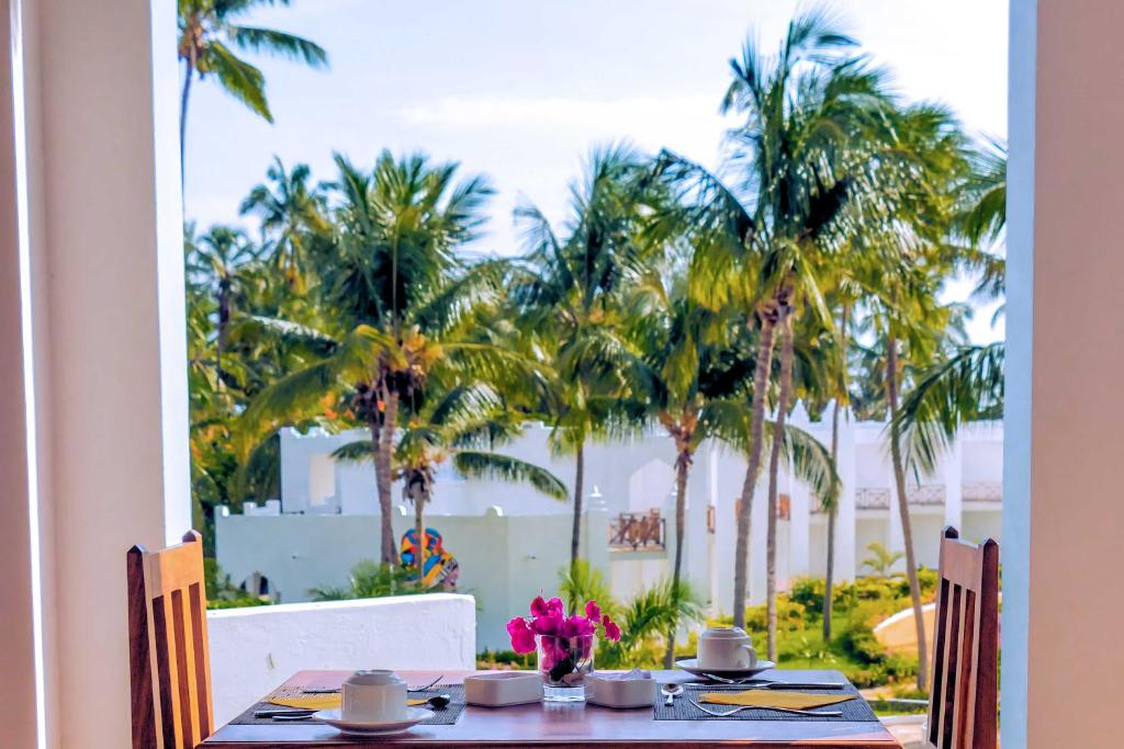 SBH Kilindini Resort terase ar skatu uz palmu dārzu.