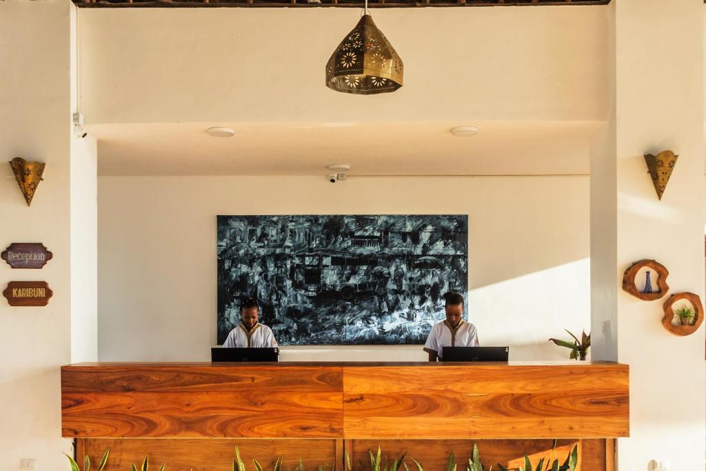 SBH Kilindini Resort viesnīcas reģistratūra ar mākslas darbu fonā.