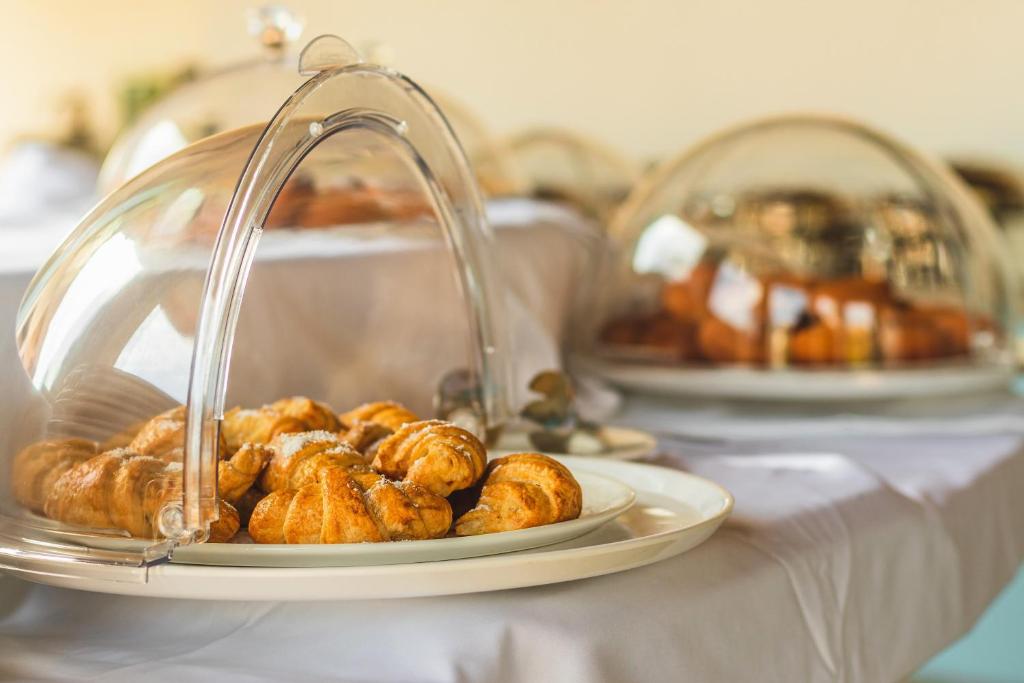 Gardēžu brokastu bufete SBH Kilindini Resort ar kruasāniem