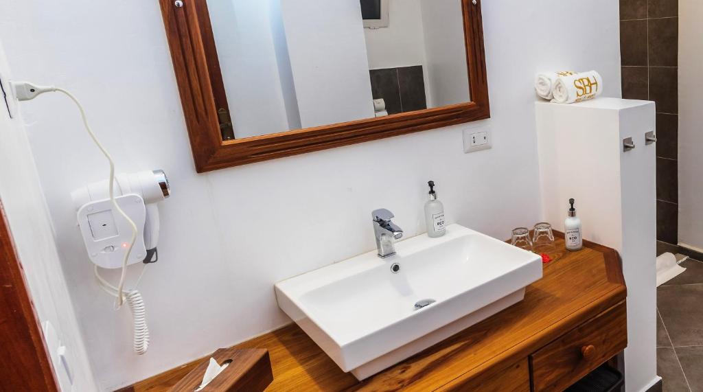 SBH Kilindini Resort vannasistaba ar moderniem piederumiem