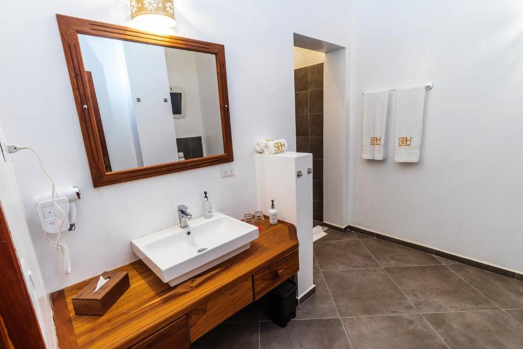 SBH Kilindini Resort vannas istaba ar moderniem elementiem