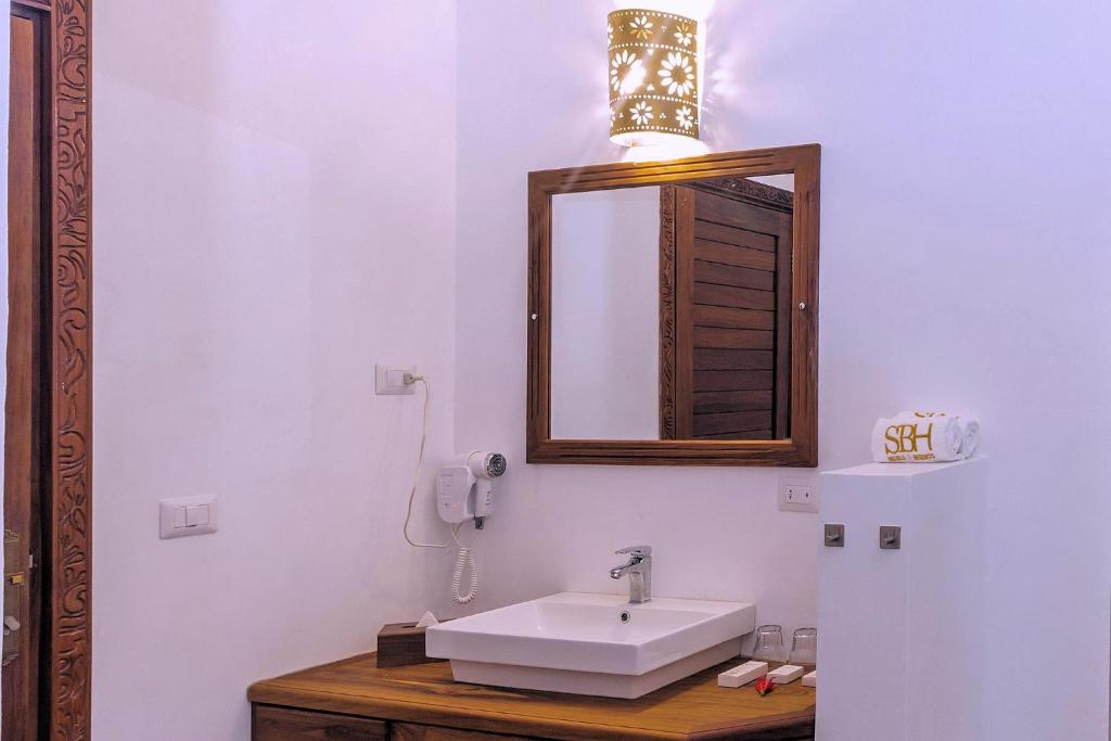 SBH Kilindini Resort elegantā vannas istaba ar mūsdienīgu dizainu.