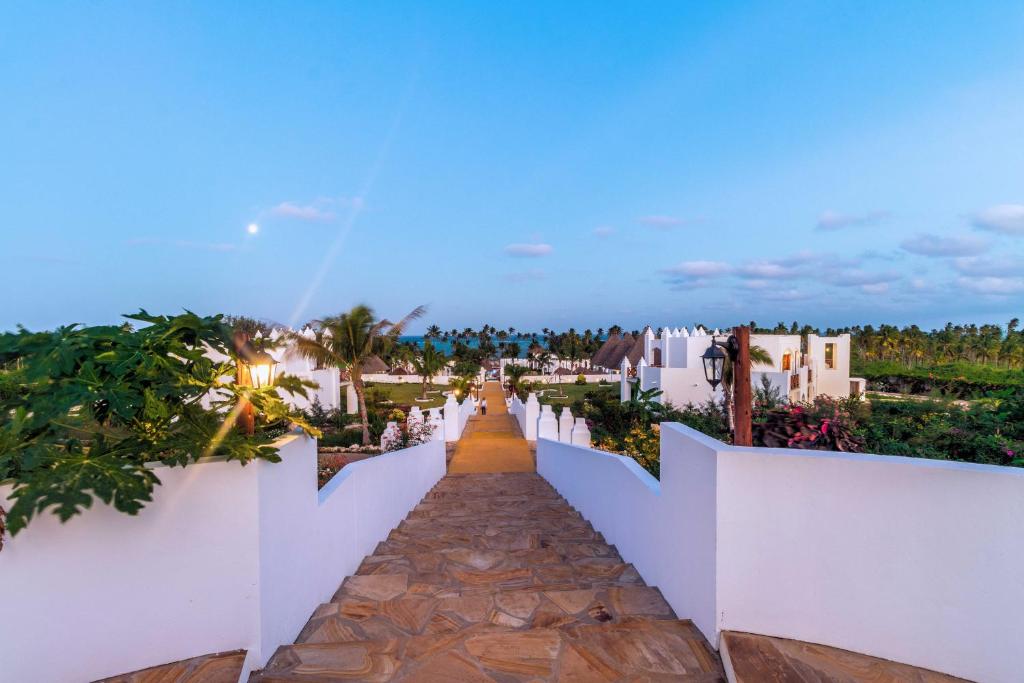 SBH Kilindini Resort skats uz dārzu saulrietā