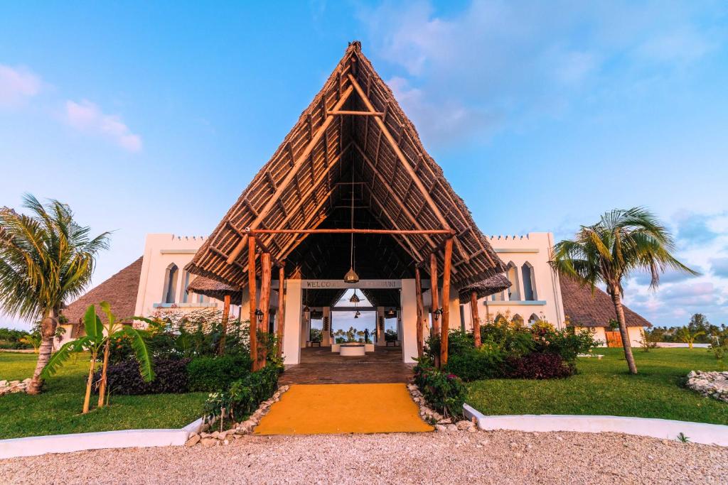 SBH Kilindini Resort ieeja ar tradicionālu arhitektūru.