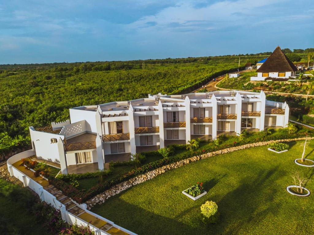 SBH Kilindini Resort laukums zaļā vidē