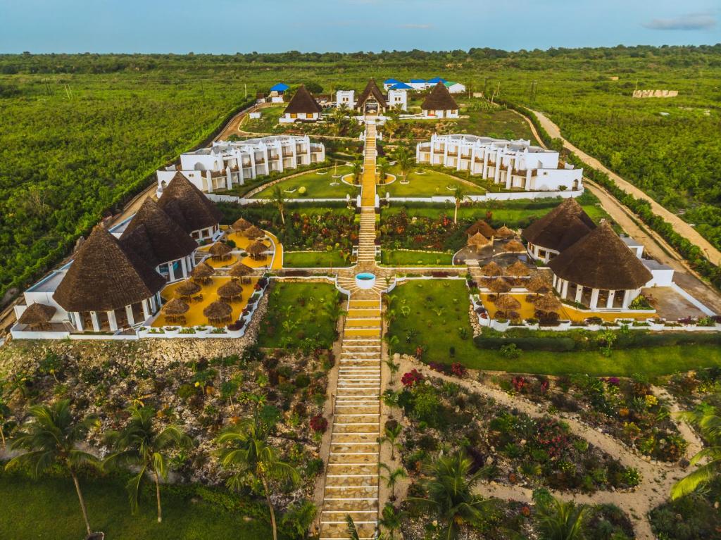 Skats uz SBH Kilindini Resort piekrastē ar tropu dārziem.