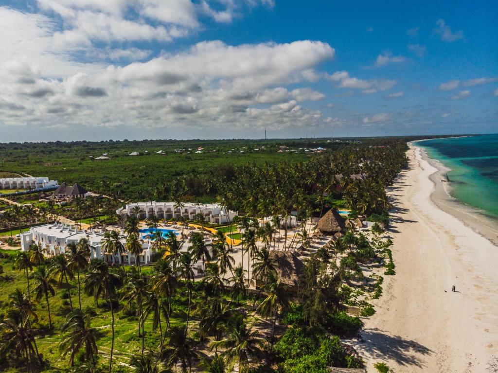 SBH Kilindini Resort piekrastē ar palmu un smilšu pludmali.