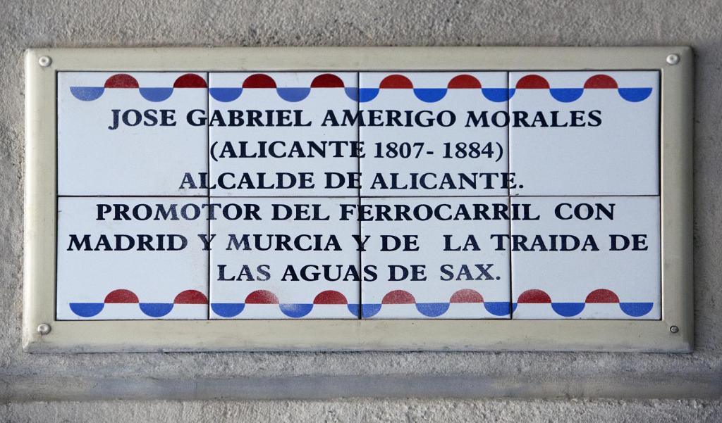 Plāksne, kas veltīta Hoseam Gabriēlam Amerigo Moralesam, bijušajam Alicante mēram, kurā minēti viņa sasniegumi dzelzceļa attīstībā Madridē un Murcijā.