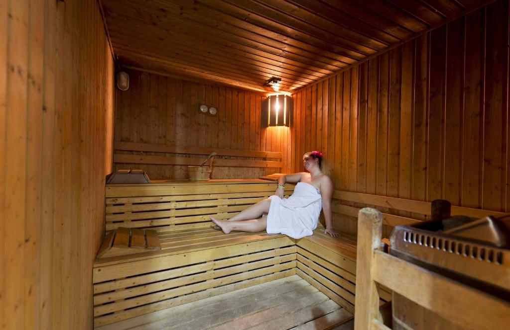 Sauna ar koka apdari un relaksējošu atmosfēru pie viesnīcas Amphoras Blu.