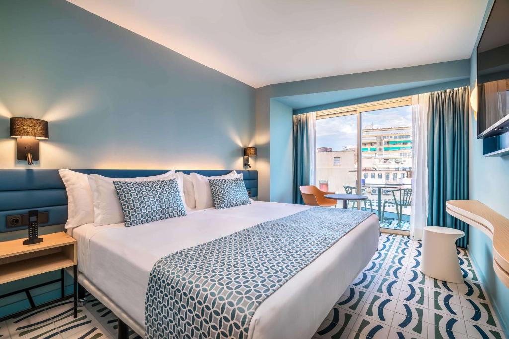 Mūsdienīgs viesnīcas numurs ar gaišām krāsām, divguļamo gultu un balkonu. Interjers ar stilīgu apgaismojumu un modernu dizainu, kas nodrošina komfortablu un relaksējošu atmosfēru.