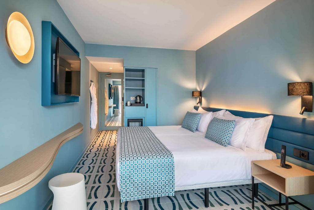 Mūsdienīgs viesnīcas numurs ar gaišām, ziloņu krāsām, ērtu gultu un stilīgu dizainu, kas ietver televizoru un modernu mēbelēšanu. Ideāla vieta atpūtai un relaksācijai.