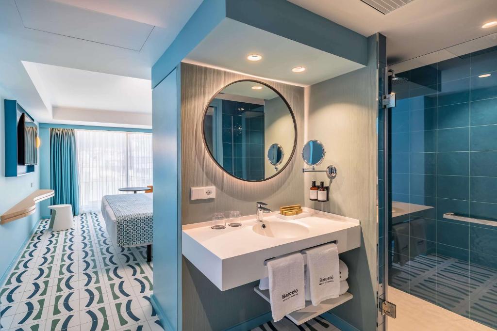 Moderns viesnīcas numurs ar elegantu vannas istabu, gaišām krāsām un stilīgu dizainu. Vannas istabā ir apaļa spoguļa zona un mūsdienīga duša.