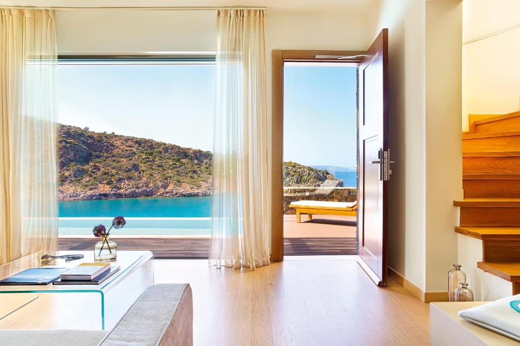 Daios Cove Luxury Resort elegantais numurs ar skatu uz piekrasti