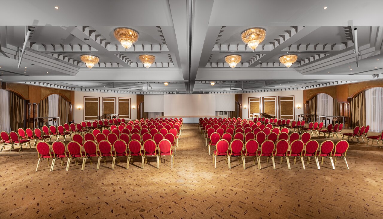 Konferenču zāle viesnīcā Pickalbatros Palace Sharm El Sheikh ar sarkanām krēslām.