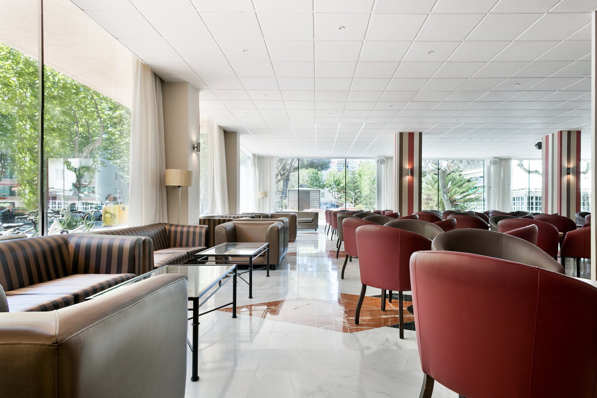 Best Da Vinci plašā atpūtas telpa ar ērtiem dīvāniem un lieliem logiem