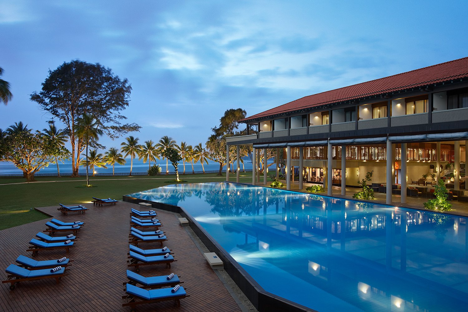 Cinnamon Bey viesnīcas baseins pie jūras krasta saulrietā.